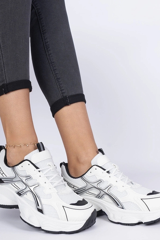 Schwarze Damensneaker auf massiver... Schwarze Damensneaker auf massiver...