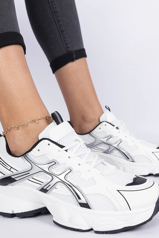 Schwarze Damensneaker auf massiver... Schwarze Damensneaker auf massiver...