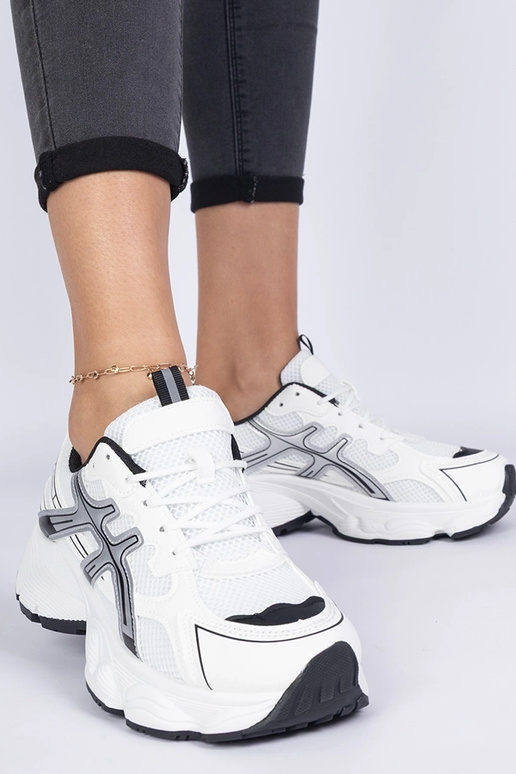 Schwarze Damensneaker auf massiver... Schwarze Damensneaker auf massiver...