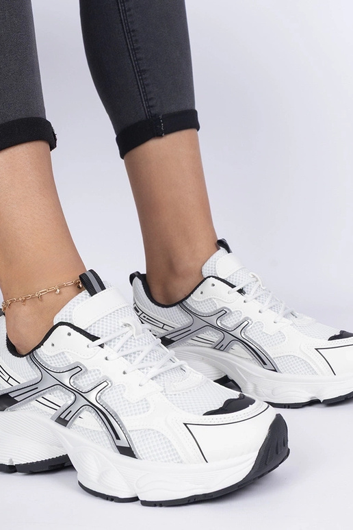 Schwarze Damensneaker auf massiver... Schwarze Damensneaker auf massiver...