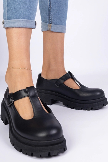 Schwarze Schuhe mit Plateau...