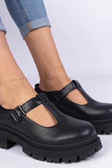 Schwarze Schuhe mit Plateau... 2