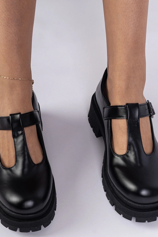 Schwarze Halbschuhe auf Plattform aus...