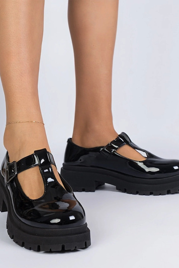 Schwarze Lackhalbschuhe auf... 2