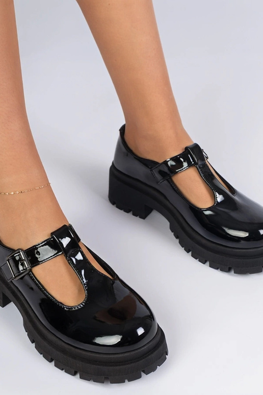 Schwarze Lackhalbschuhe auf Plattform...