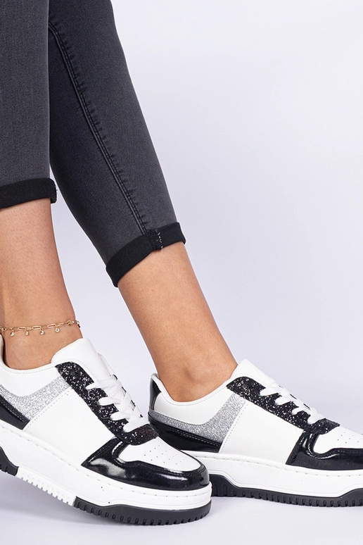 Schwarze Damensneaker auf dicker... Schwarze Damensneaker auf dicker...