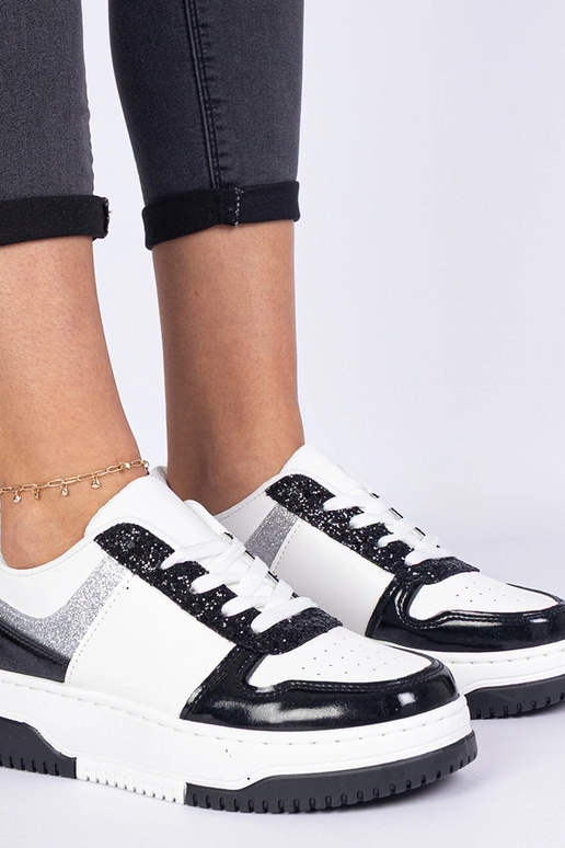 Schwarze Damensneaker auf dicker... Schwarze Damensneaker auf dicker...