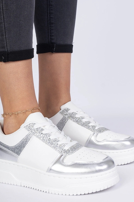 Silberne Damensneaker auf dicker... Silberne Damensneaker auf dicker...