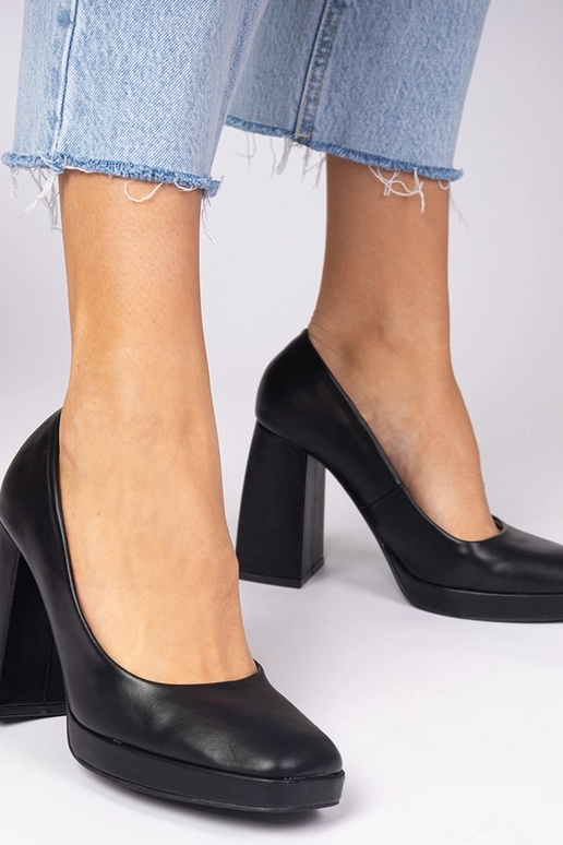 Schwarze Pumps mit kräftigem... Schwarze Pumps mit kräftigem...