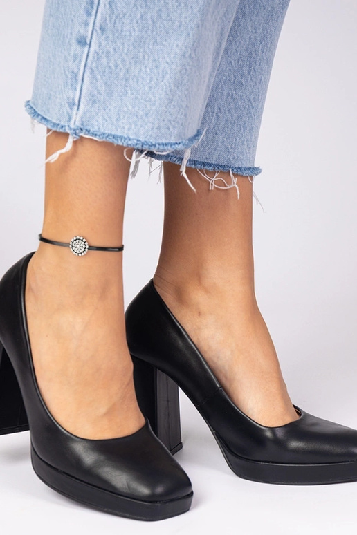 Schwarze Pumps mit kräftigem... Schwarze Pumps mit kräftigem...