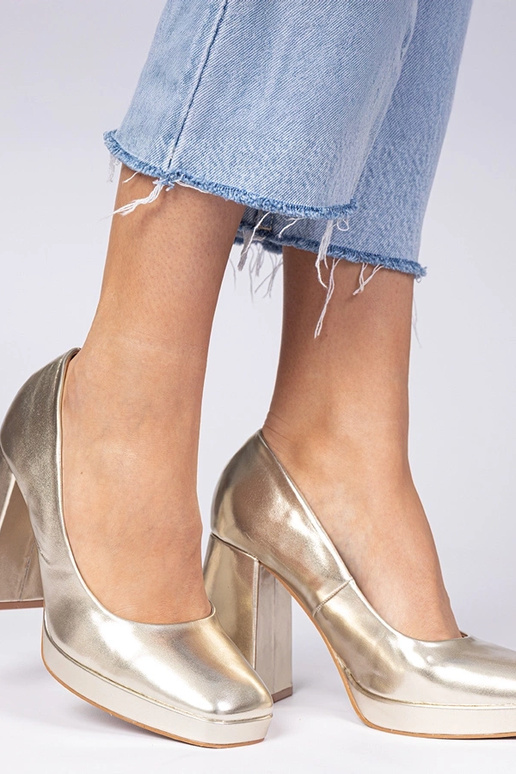 Goldene Pumps mit kräftigem...