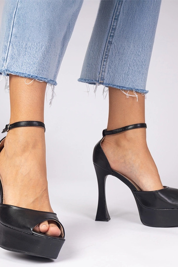 Schwarze Sandalen mit hohen... 2