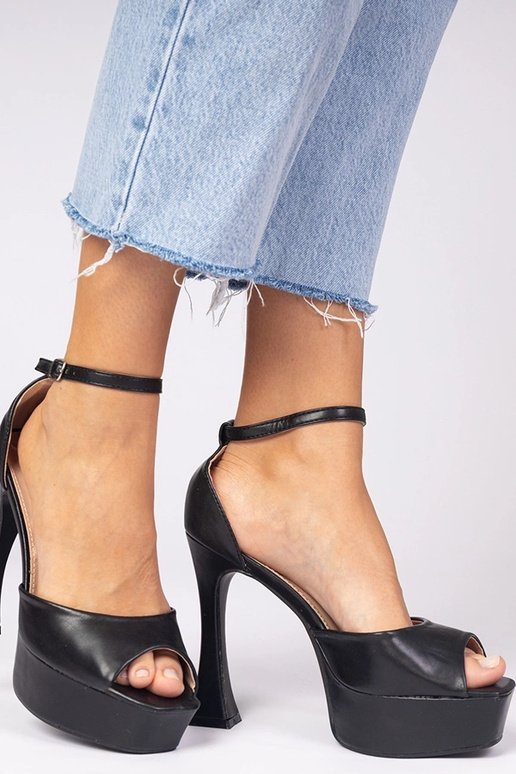 Schwarze Sandalen mit hohen Absätzen... Schwarze Sandalen mit hohen Absätzen...