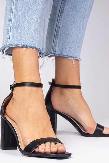 Schwarze Sandalen mit hohen... 2