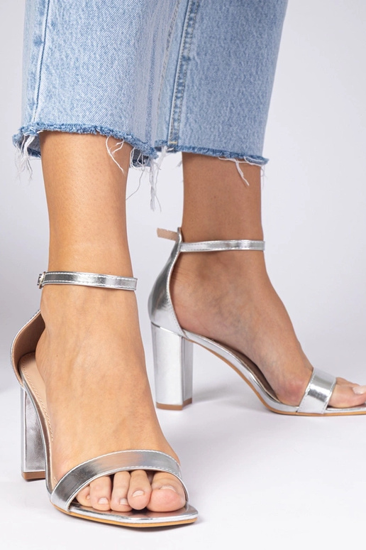 Silberne Sandalen mit hohen Absätzen... Silberne Sandalen mit hohen Absätzen...