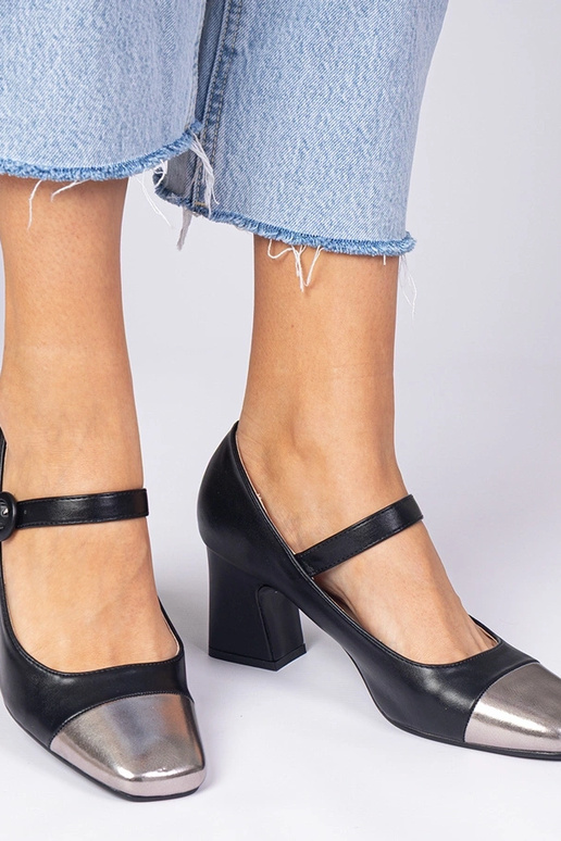 Schwarze Damenpumps mit silberner... Schwarze Damenpumps mit silberner...