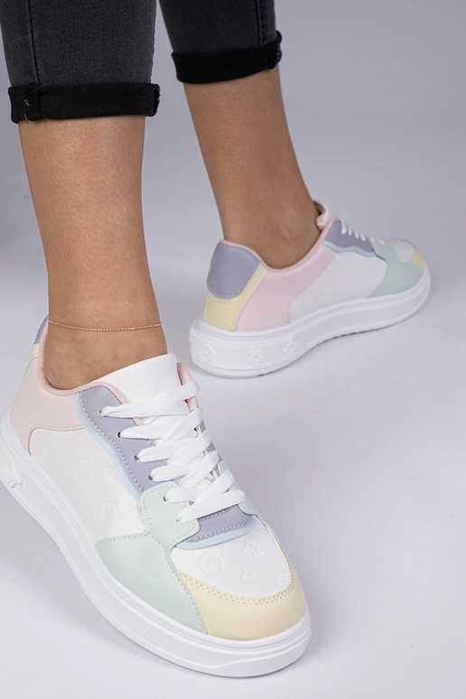 Weiß-blaue Sportschuhe aus Kunstleder...