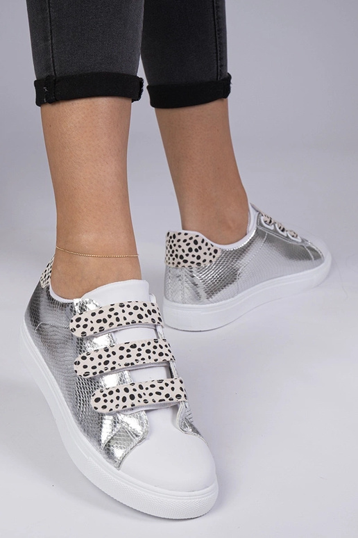 Silberne Sneakers mit tierischem... Silberne Sneakers mit tierischem...