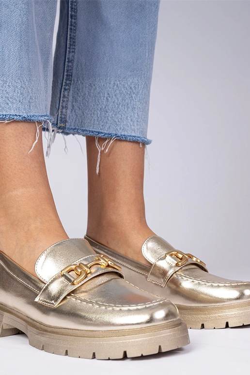 Goldene elegante Mokassins aus... Goldene elegante Mokassins aus...