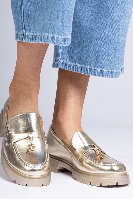 Goldene elegante Mokassins aus... Goldene elegante Mokassins aus...