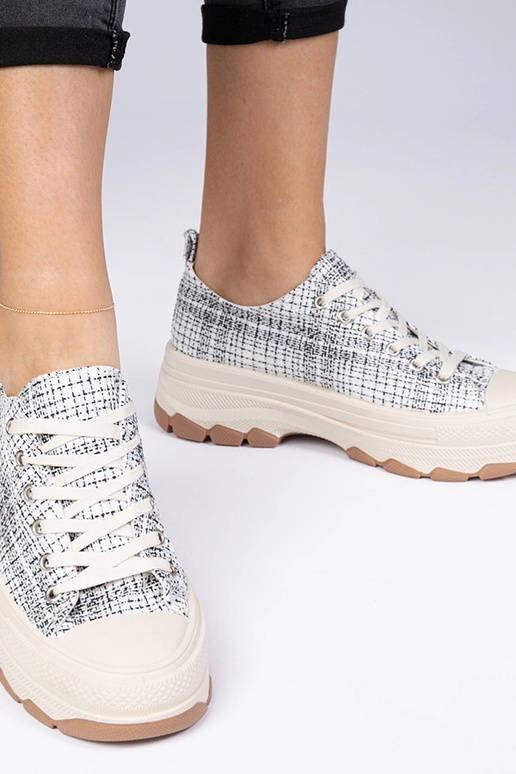 Weiß-schwarze Sneakers mit dicker... Weiß-schwarze Sneakers mit dicker...