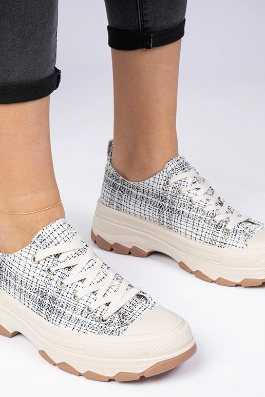 Weiß-schwarze Sneakers mit dicker... Weiß-schwarze Sneakers mit dicker...