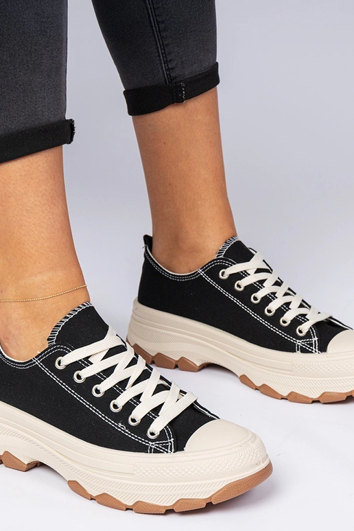 Schwarze Sneakers auf dicker Sohle... Schwarze Sneakers auf dicker Sohle...