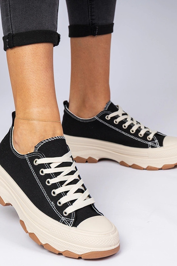 Schwarze Sneakers auf... 2