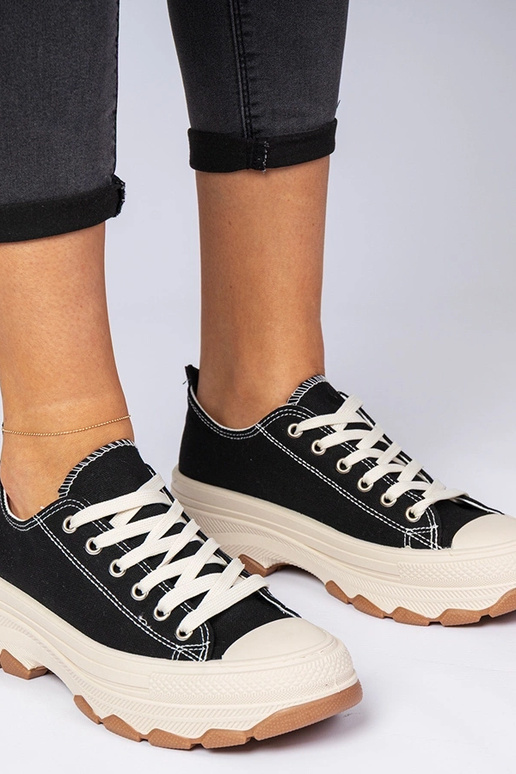 Schwarze Sneakers auf dicker Sohle... Schwarze Sneakers auf dicker Sohle...