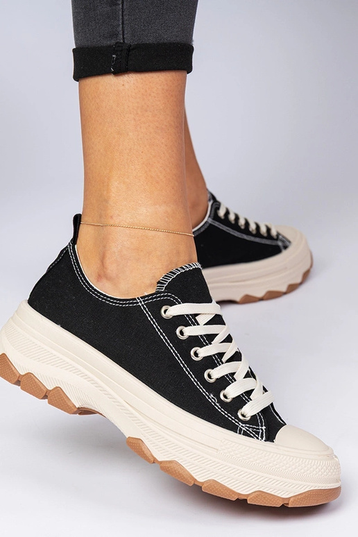 Schwarze Sneakers auf dicker Sohle... Schwarze Sneakers auf dicker Sohle...