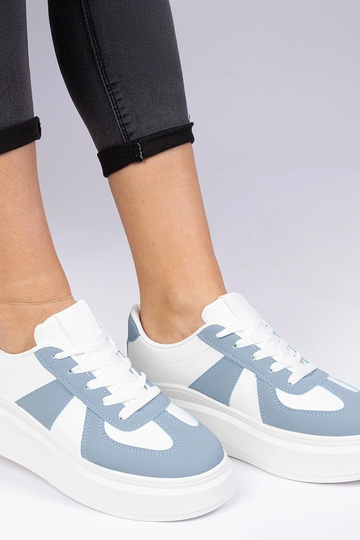 Blaue Sneakers auf... 2