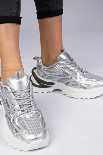 Silberne sportliche Sneakers auf massiver Sohle Lirata