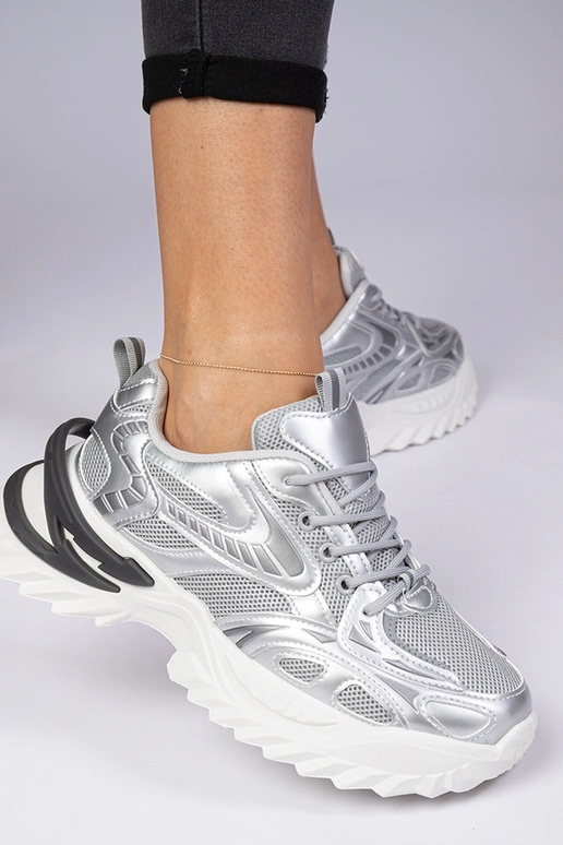 Silberne sportliche Sneakers auf... Silberne sportliche Sneakers auf...