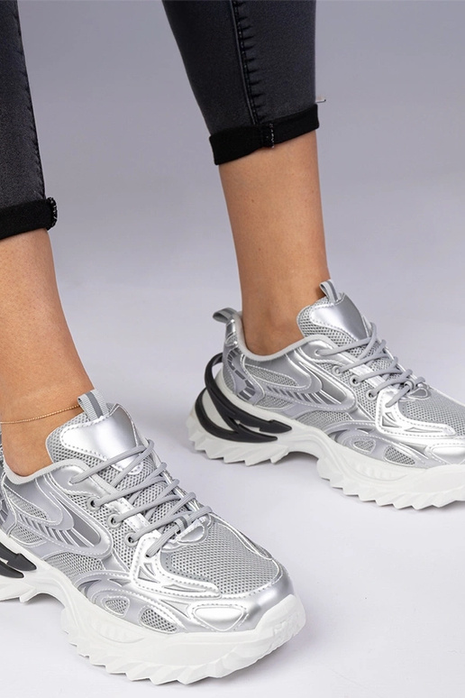 Silberne sportliche Sneakers auf... Silberne sportliche Sneakers auf...