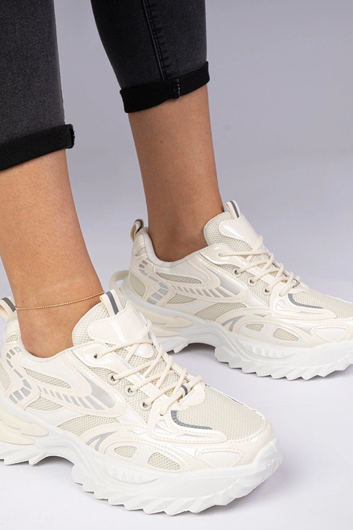 Beige sportliche Sneakers auf... Beige sportliche Sneakers auf...