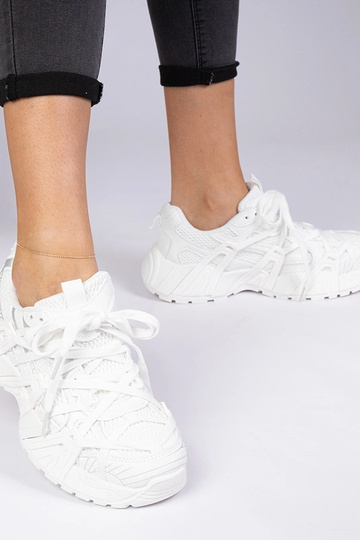 Weiße Sneakers auf massiver... 2