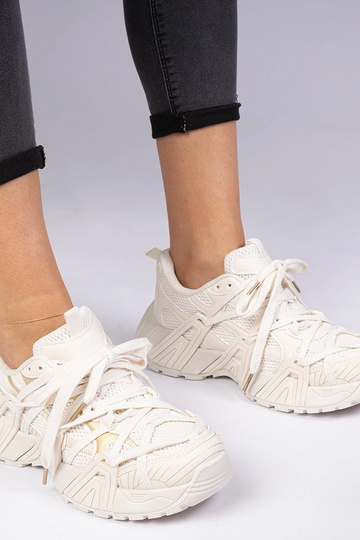 Beige Sneakers auf massiver...