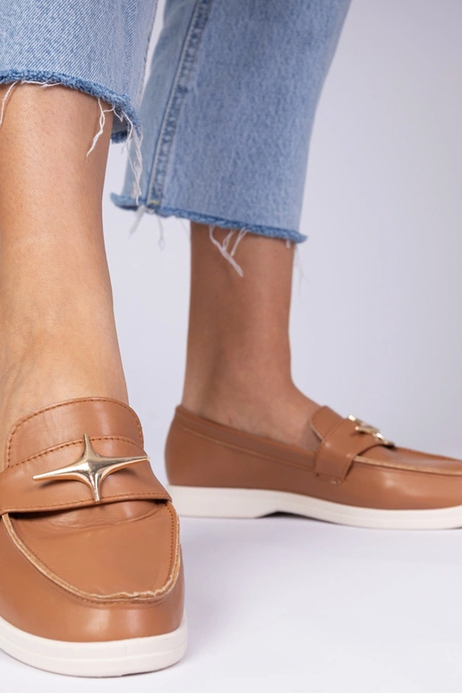 Braune Damenmokassins mit goldener... Braune Damenmokassins mit goldener...