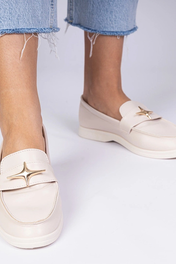 Beige Damenmokassins mit goldener Verzierung Senna