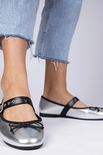 Silberne Damenballetschuhe mit Schleife Mansy