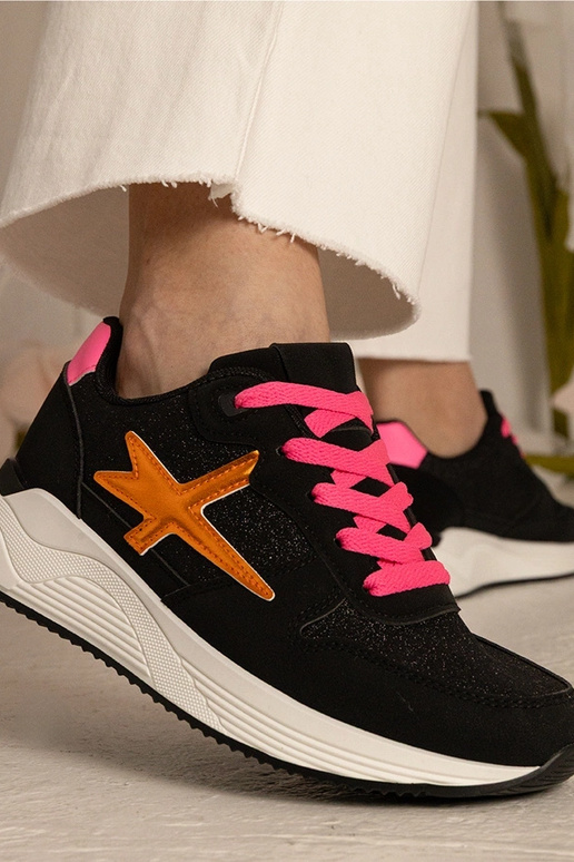 Schwarze sportliche Sneakers mit... Schwarze sportliche Sneakers mit...