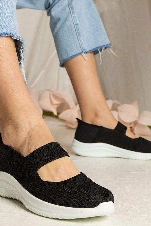 Schwarze Turnschuhe mit geprägter... Schwarze Turnschuhe mit geprägter...