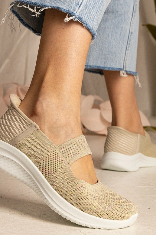 Beige Turnschuhe mit geprägter Sohle... Beige Turnschuhe mit geprägter Sohle...