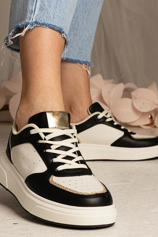 Schwarze Sneakers mit Glitzerdetails... Schwarze Sneakers mit Glitzerdetails...