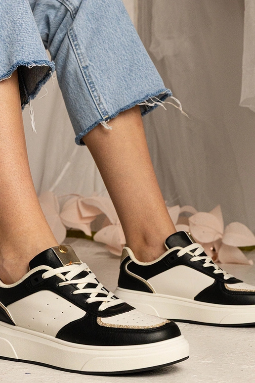 Schwarze Sneakers mit Glitzerdetails... Schwarze Sneakers mit Glitzerdetails...