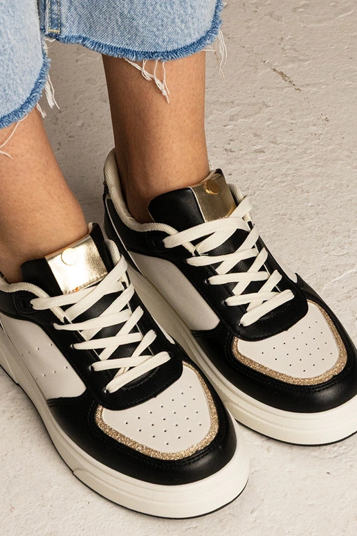 Schwarze Sneakers mit Glitzerdetails... Schwarze Sneakers mit Glitzerdetails...