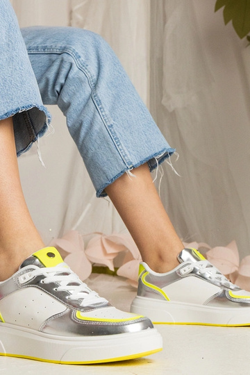 Silberne Sneakers mit...