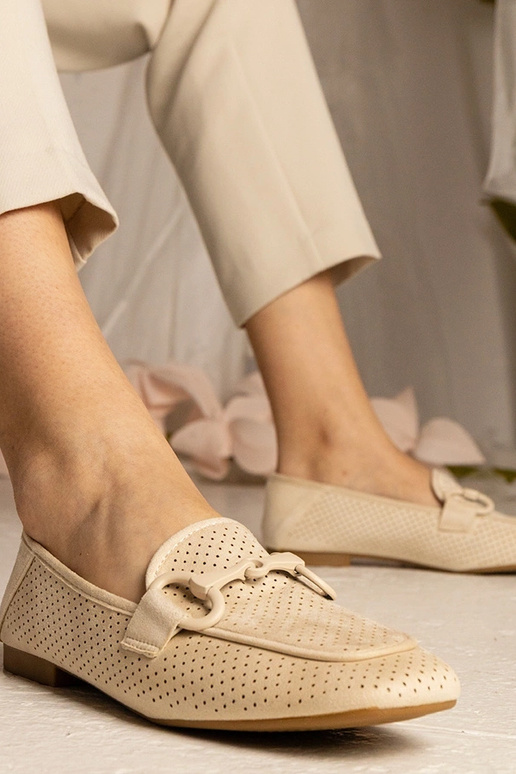 Beige Damenmokassins mit Lochmuster... Beige Damenmokassins mit Lochmuster...