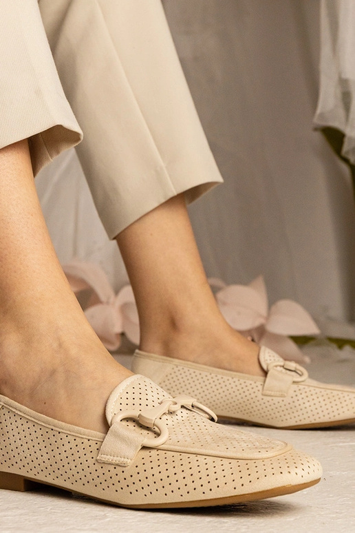 Beige Damenmokassins mit Lochmuster... Beige Damenmokassins mit Lochmuster...