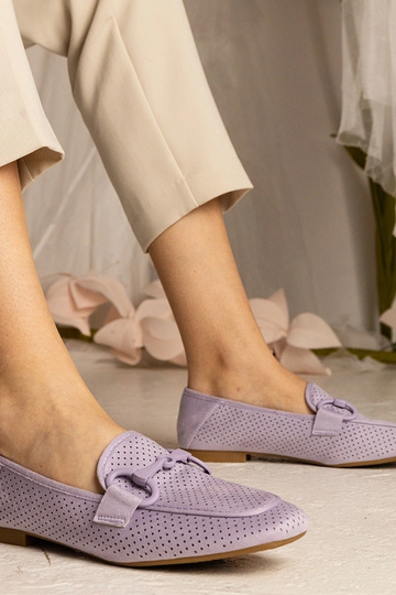 Violette Damenmokassins mit Lochmuster und Verzierung Mensory